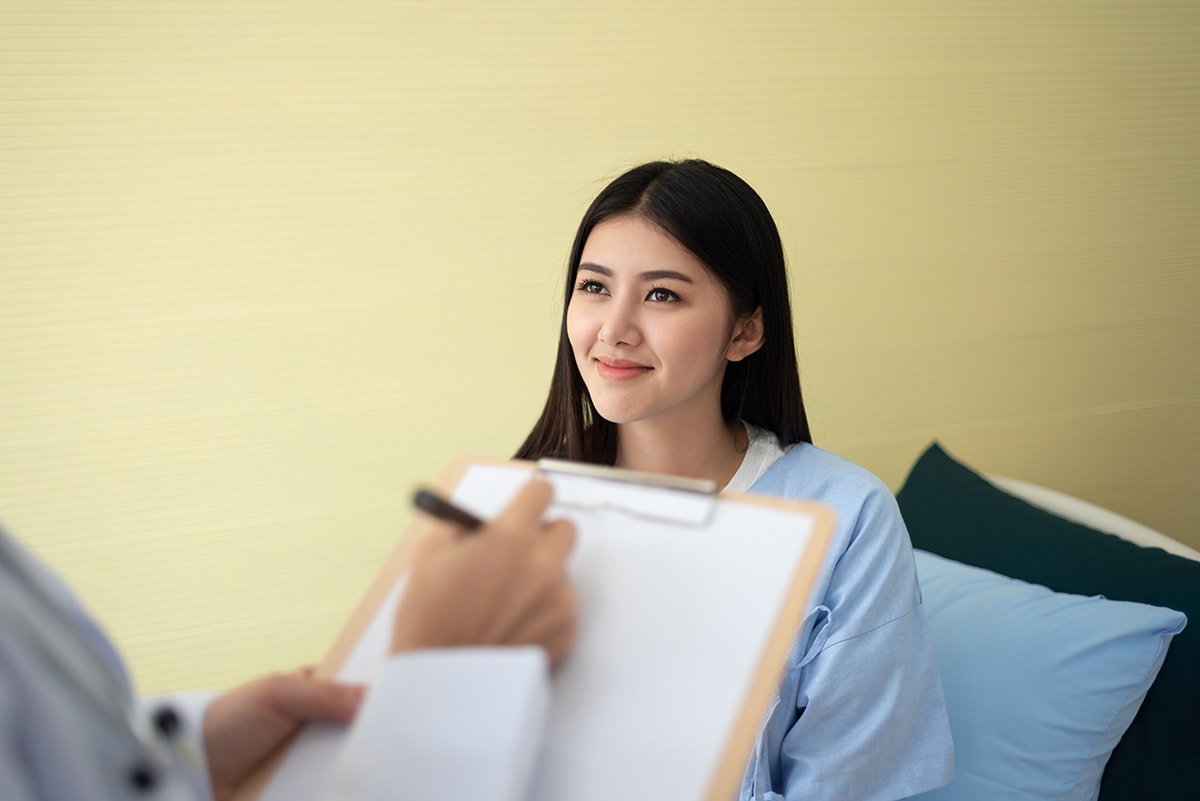 woman begins treatment at a hawaii heroin rehab center